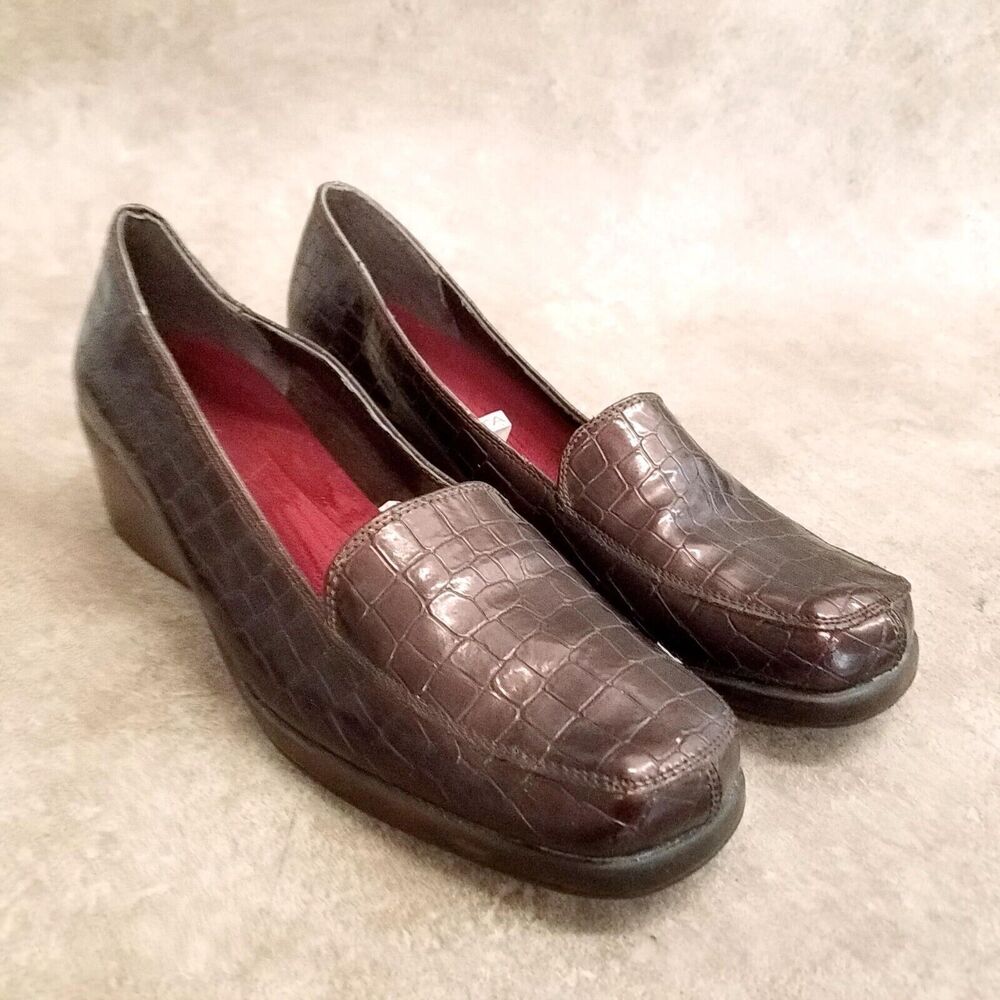 Elegant Brown Crocodile Pattern Women's Loafers